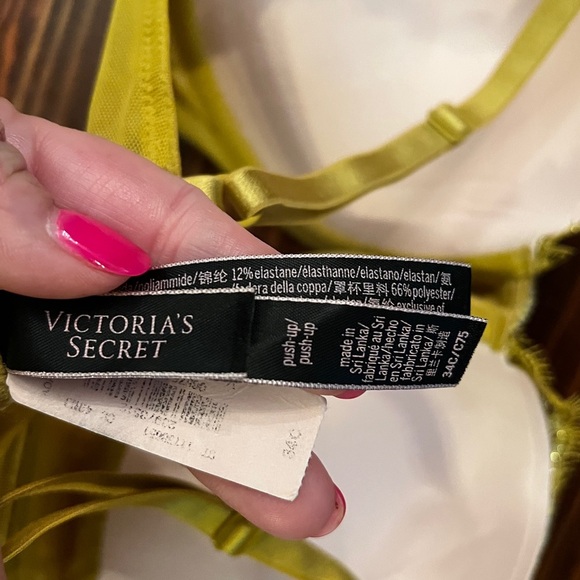 VICTORIAS SECRET Very Sexy Push Up Bra Lace and Velvet NWT 34C - Picture 4 of 7